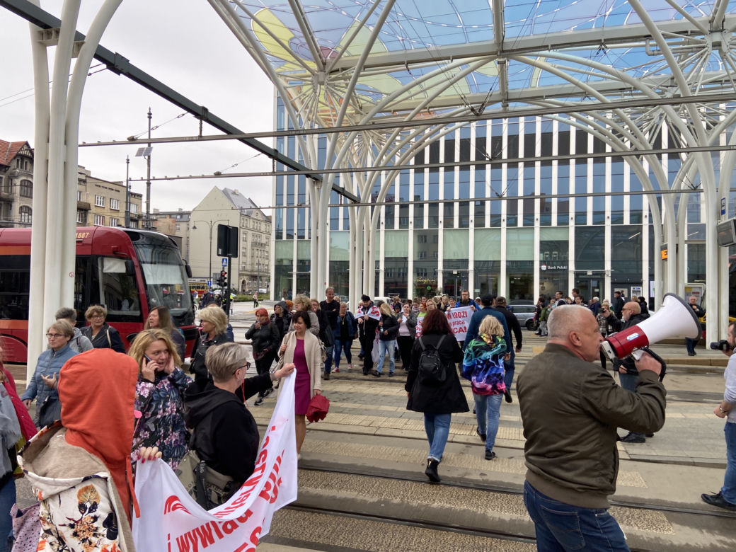 Blokada przystanku Piotrkowska Centrum przez strajkujących pracowników łódzkiego MOPS-u