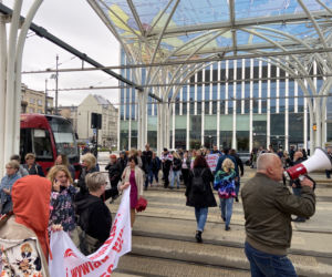 Blokada przystanku Piotrkowska Centrum przez strajkujących pracowników łódzkiego MOPS-u