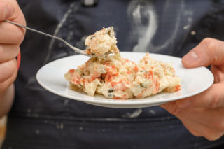 Najlepsze sałatki z PRL-u, które wciąż zachwycają smakiem