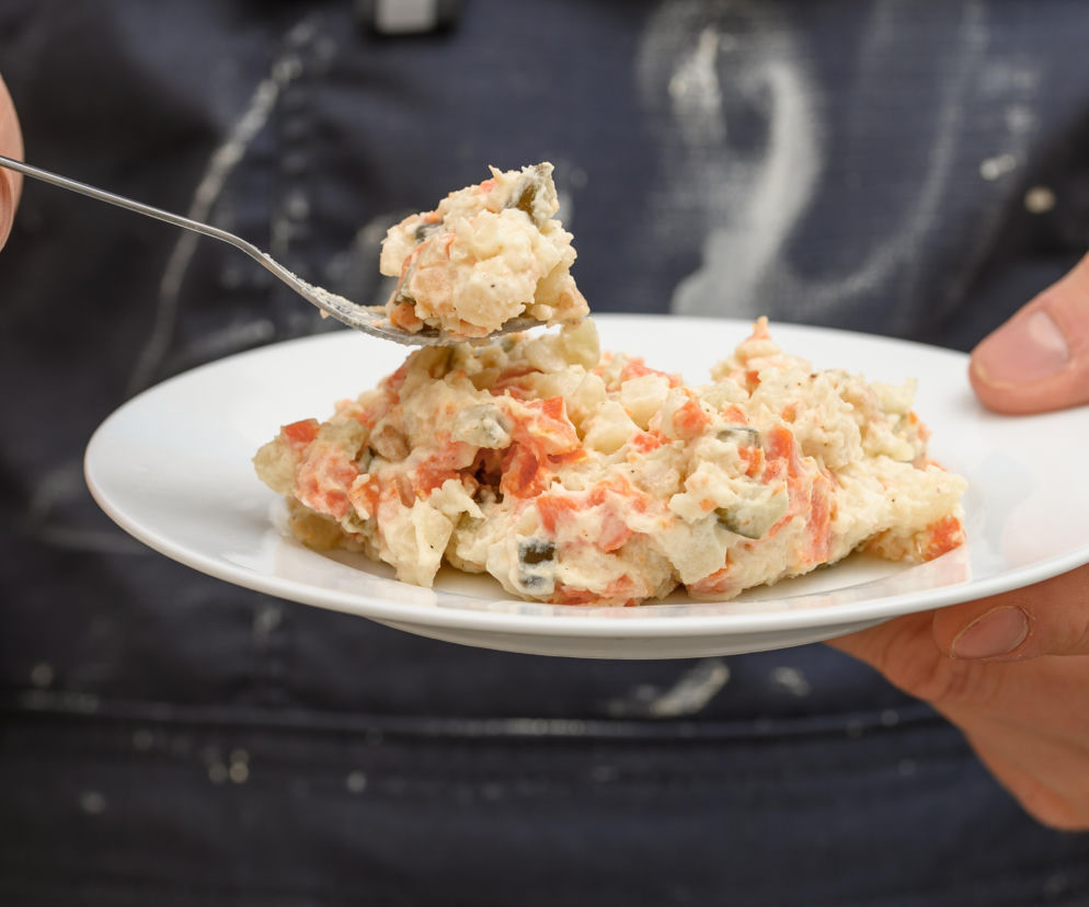 Najlepsze sałatki z PRL-u, które wciąż zachwycają smakiem