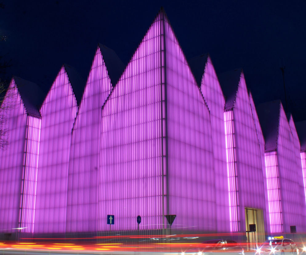 Filharmonia w różowej iluminacji