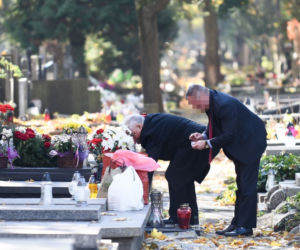Limuzyną na grób matki. Jarosław Kaczyński 