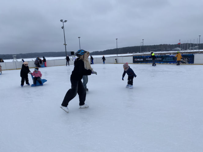 Lodowisko w Centrum Rekreacyjno-Sportowym Ukiel