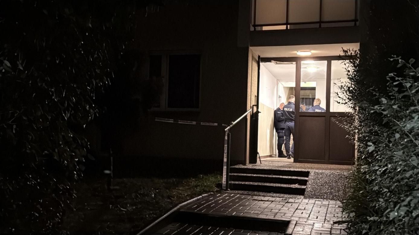 Z mieszkania na Mokotowie wydobywał się dym. W środku znaleziono ciało mężczyzny. Leżało wśród szalejących płomieni
