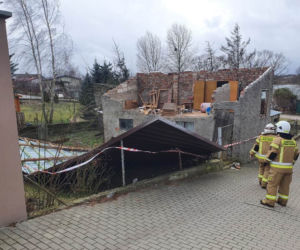 Szkody po Orkanie Eunice. Zrywało dachy, wyrywało grube drzewa, brakowało prądu