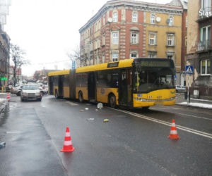 Naćpany kierowca autobusu potrącił pieszą