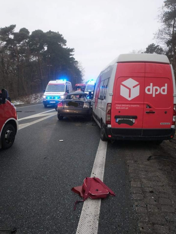 Potworny wypadek pod Płockiem! Volvo 18-latka zderzyło się czołowo z tirem i busem. DK 60 zablokowana [ZDJĘCIA]