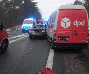 Potworny wypadek pod Płockiem! Volvo 18-latka zderzyło się czołowo z tirem i busem. DK 60 zablokowana [ZDJĘCIA]