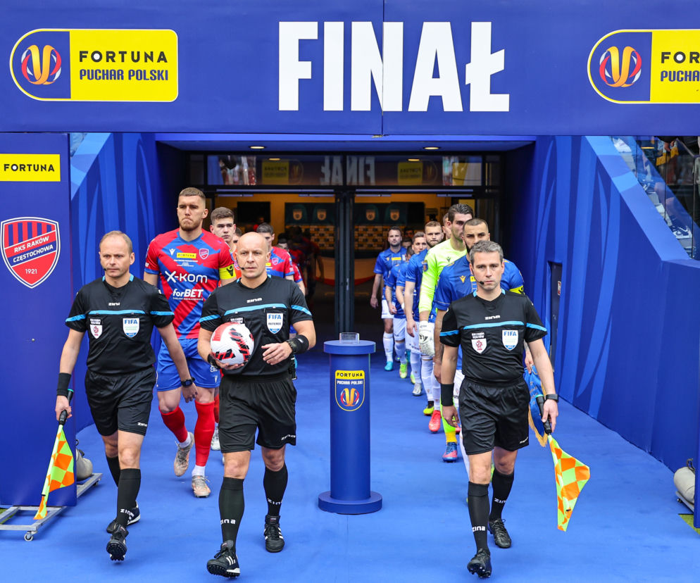 Sędziowie z Pawłem Sokolnickim i piłkarze wychodzą na finał Pucharu Polski. O karze dla arbitra czytaj w SE Supersport.
