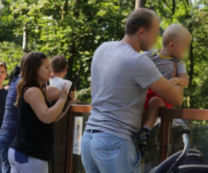 Stawianie dzieci na ogrodzeniu wybiegu dla zwierząt jest zabronione i niebezpieczne.