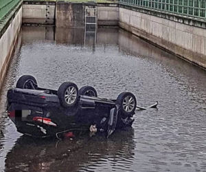 Wypadek na A4 w kierunku Krakowa: Auto RUNĘŁO do wody, są POSZKODOWANI!