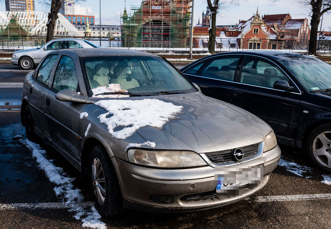 161 mandatów za parkowanie o wartości 32 tysięcy złotych! Auto od 1.5 roku stoi przy ul. 3 Maja w Gdańsku