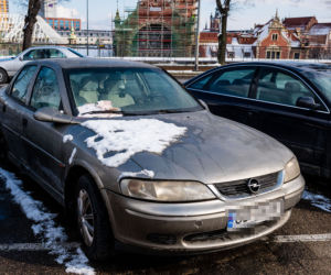 161 mandatów za parkowanie o wartości 32 tysięcy złotych! Auto od 1.5 roku stoi przy ul. 3 Maja w Gdańsku