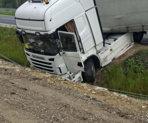 Ciężarówka zablokowała obwodnicę Wąchocka