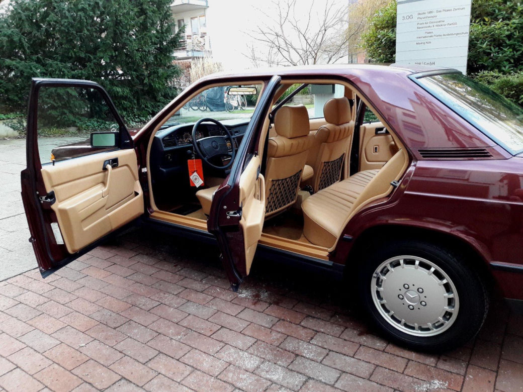 Mercedes-Benz 190E z przebiegiem 499 km