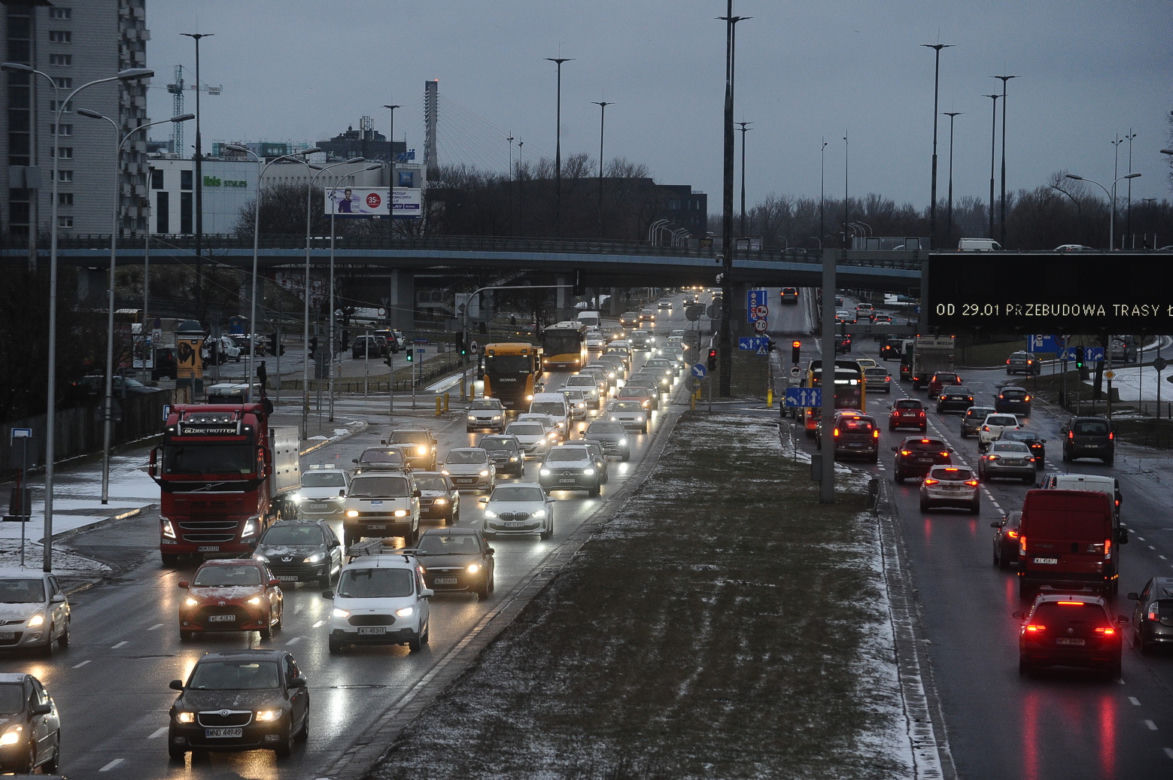 Slalom na Trasie Łazienkowskiej. Trwa remont wiaduktów