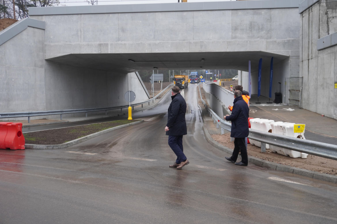 Wielkie otwarcie tunelu pod torami w Niewodnicy Kościelnej. Tak przebiegają prace w ramach Rail Baltica [ZDJĘCIA]