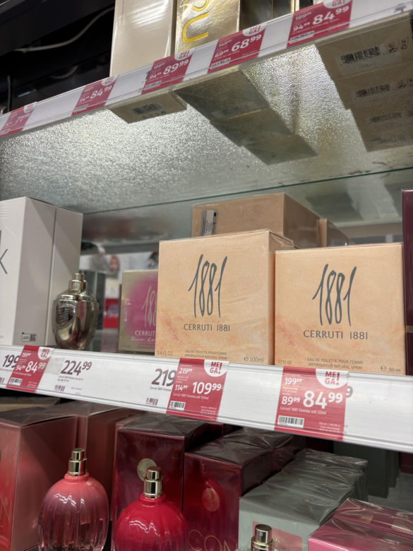 Wyprzedaż perfum w Rossmannie