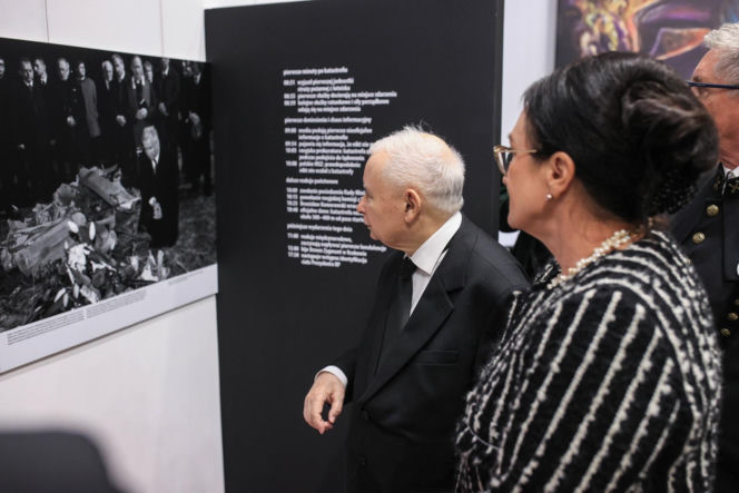 Jarosław Kaczyński na otwarciu wystawy pt. „Katyń 1940 - Smoleńsk 2010. Anatomia kłamstwa” w Muzeum Miejskim w Jastrzębiu-Zdroju