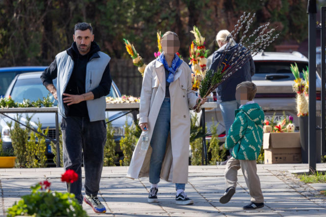 Rafał Maserak tańczący z palmami