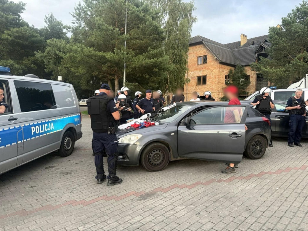 Kibole szykowali zasadzkę. Kłody drewna na drodze i sprzęt do walki w samochodach