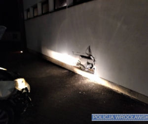 Mieszkaniec Siechnic wjechał autem w lokalny kościół! Tłumaczył, że ma problemy osobiste [ZDJĘCIA]