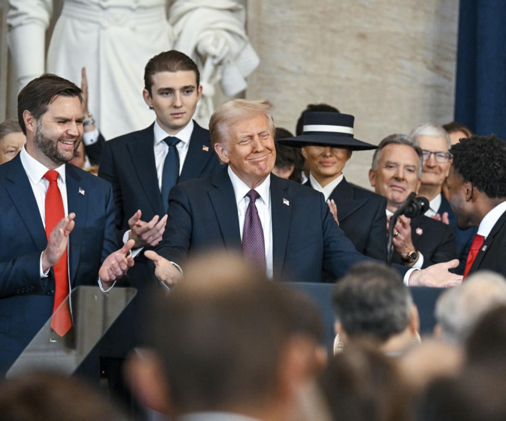 Uśmiechnięty Donald Trump, Barron Trump i J.D. Vance. O groźbach Iranu wobec syna prezydenta przeczytasz na Eska.