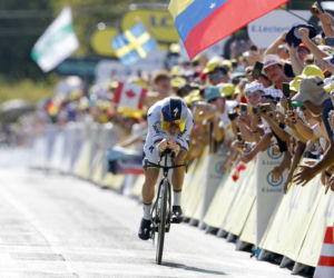 Kontrowersyjne nocne testy antydopingowe w Tour de France. Czołowi zawodnicy w gorszej formie? 