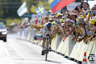 Kontrowersyjne nocne testy antydopingowe w Tour de France. Czołowi zawodnicy w gorszej formie? 