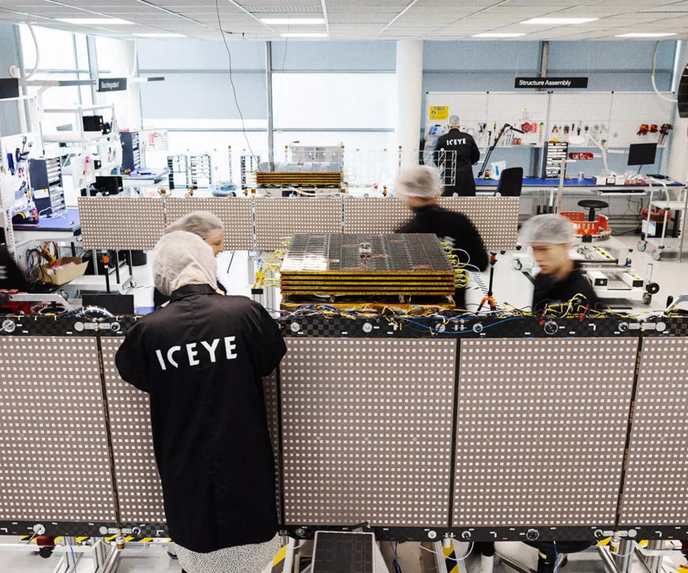 Pracownicy ICEYE montują komponenty satelitarne w laboratorium. O rozwoju technologii kosmicznej czytaj na SE Portal Obronny.