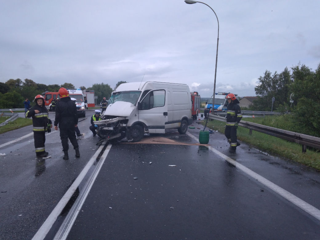 Autobus PKS spadł ze skarpy! 11 osób rannych