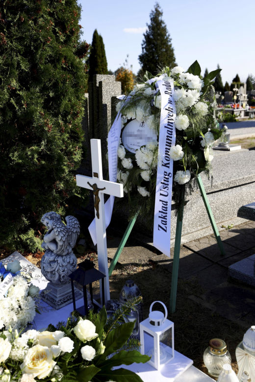 Grób 3-letniego Stasia utonął w morzu kwiatów. Trudno powstrzymać łzy