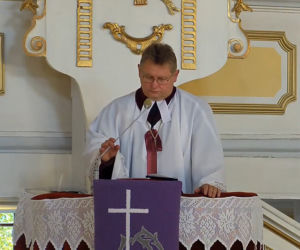 Ustroń: Ks. Piotr Wowry zmarł na koronawirusa. Na pogrzebie żegnały go tłumy