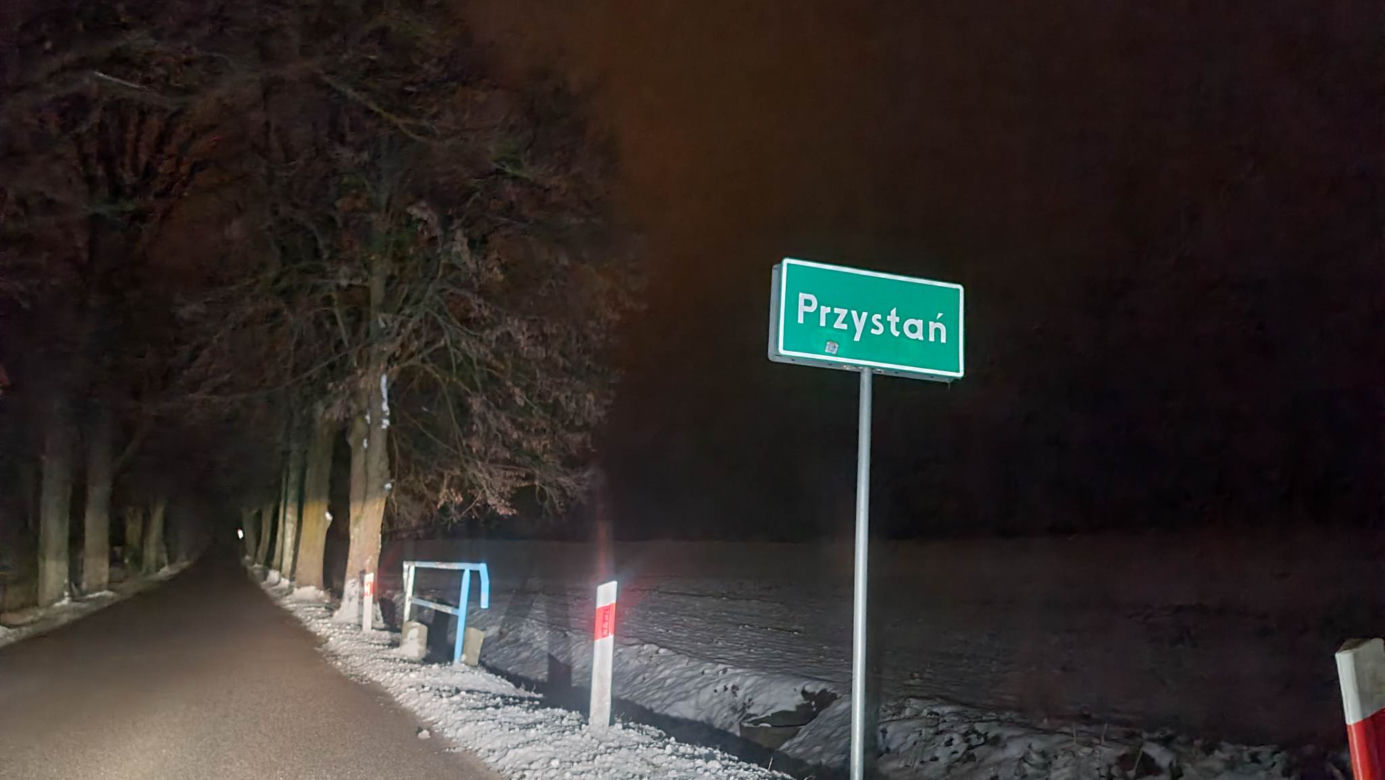 Pod Węgorzewem 25-latka rozbiła się na drzewie. Na miejscu tragedii płoną znicze