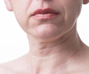 Patrzysz w telefon i widzisz zmarszczki? Tak powstaje „technologiczna szyja” i tak możesz jej zapobiec