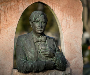 Kraków pamięta. Na grobie Marka Grechuty zawsze palą się znicze. Jeden szczegół jego grobu chwyta za serce