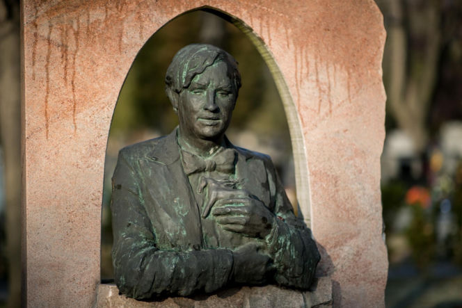 Kraków pamięta. Na grobie Marka Grechuty zawsze palą się znicze. Jeden szczegół jego grobu chwyta za serce