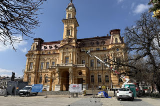 Zmienił kolor jak kameleon i zachwycił wszystkich. Ratusz w Nowym Sączu odzyskał blask