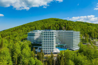 Biały budynek z trzema skrzydłami patrzy na Wisłę z góry i chce być jeszcze większy. Crystal Mountain ma 5 lat i urośnie o centrum konferencyjne