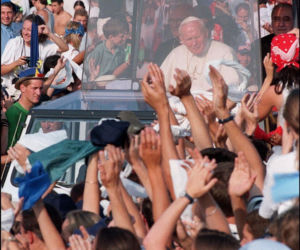 Francuzi chcą zniszczyć pomnik naszego Papieża
