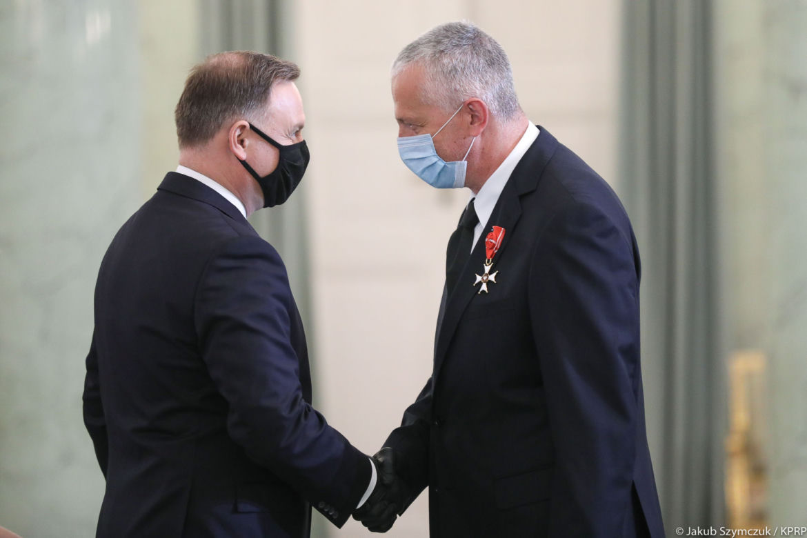 Iga Świątek odbiera odznaczenie od prezydenta