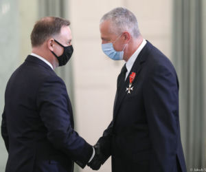 Iga Świątek odbiera odznaczenie od prezydenta