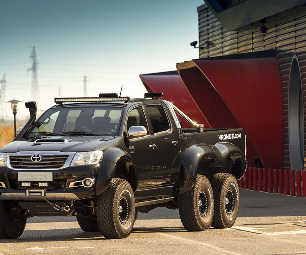 Toyota Hilux 6x6