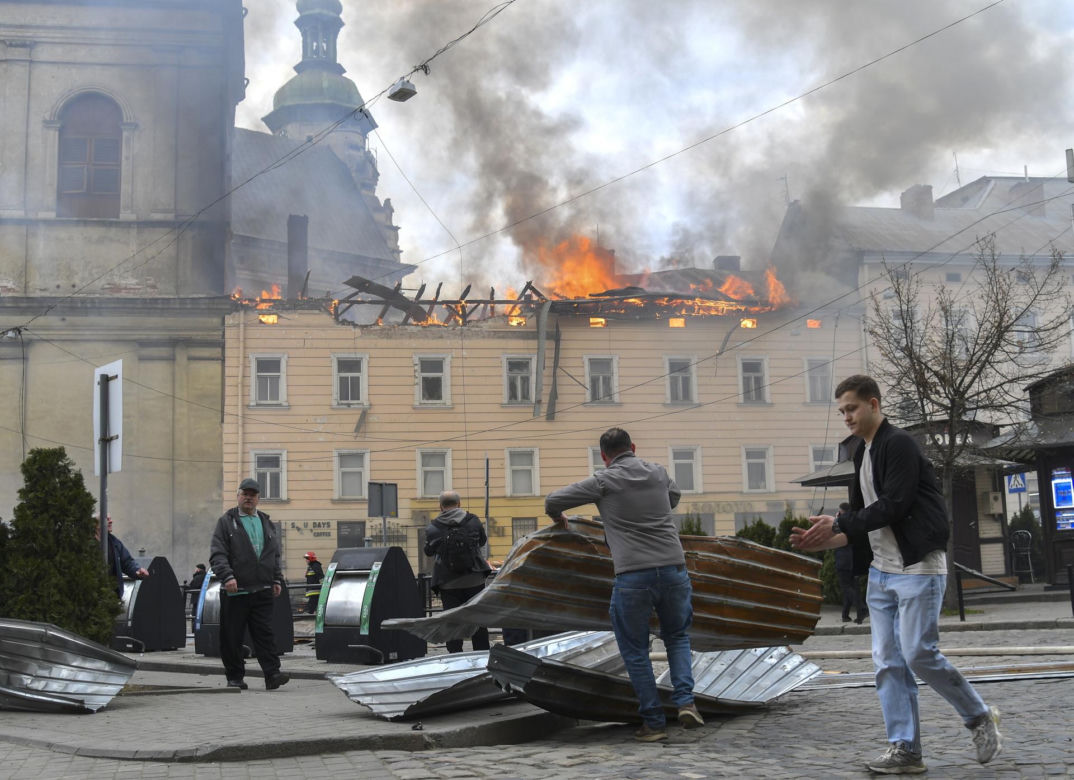 PILNE! Rosjanie zaatakowali pełne cywilów centrum Lwowa! Są nagrania