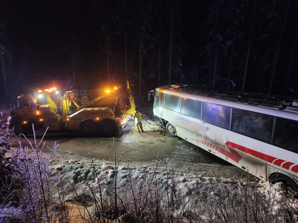 Samochód uderzył w autobus, 29-latek nie żyje