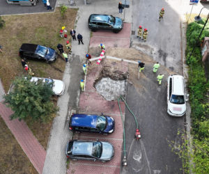 Samochod wpadł do zapadliska. Awaria wodociągowa na Bielanach