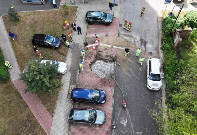 Samochod wpadł do zapadliska. Awaria wodociągowa na Bielanach
