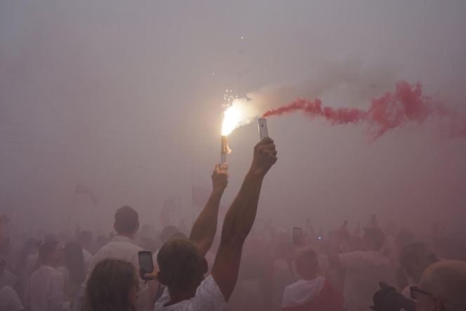 Ten widok przyciągał wzrok podczas Godziny "W". Mężczyzna z flagą na dachu wieżowca