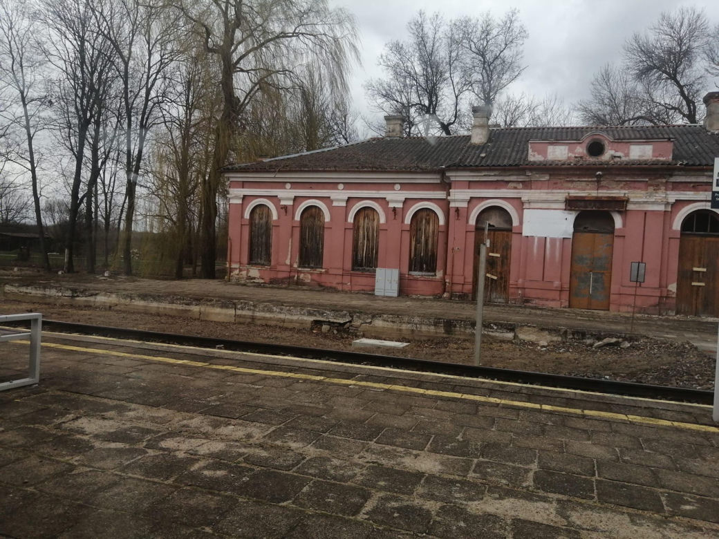 Niszczejący budynek dworca kolejowego w Mordach