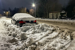 Kto ma obowiązek odśnieżać chodnik i dach? Właściciel posesji czy gmina? Przepisy 2026